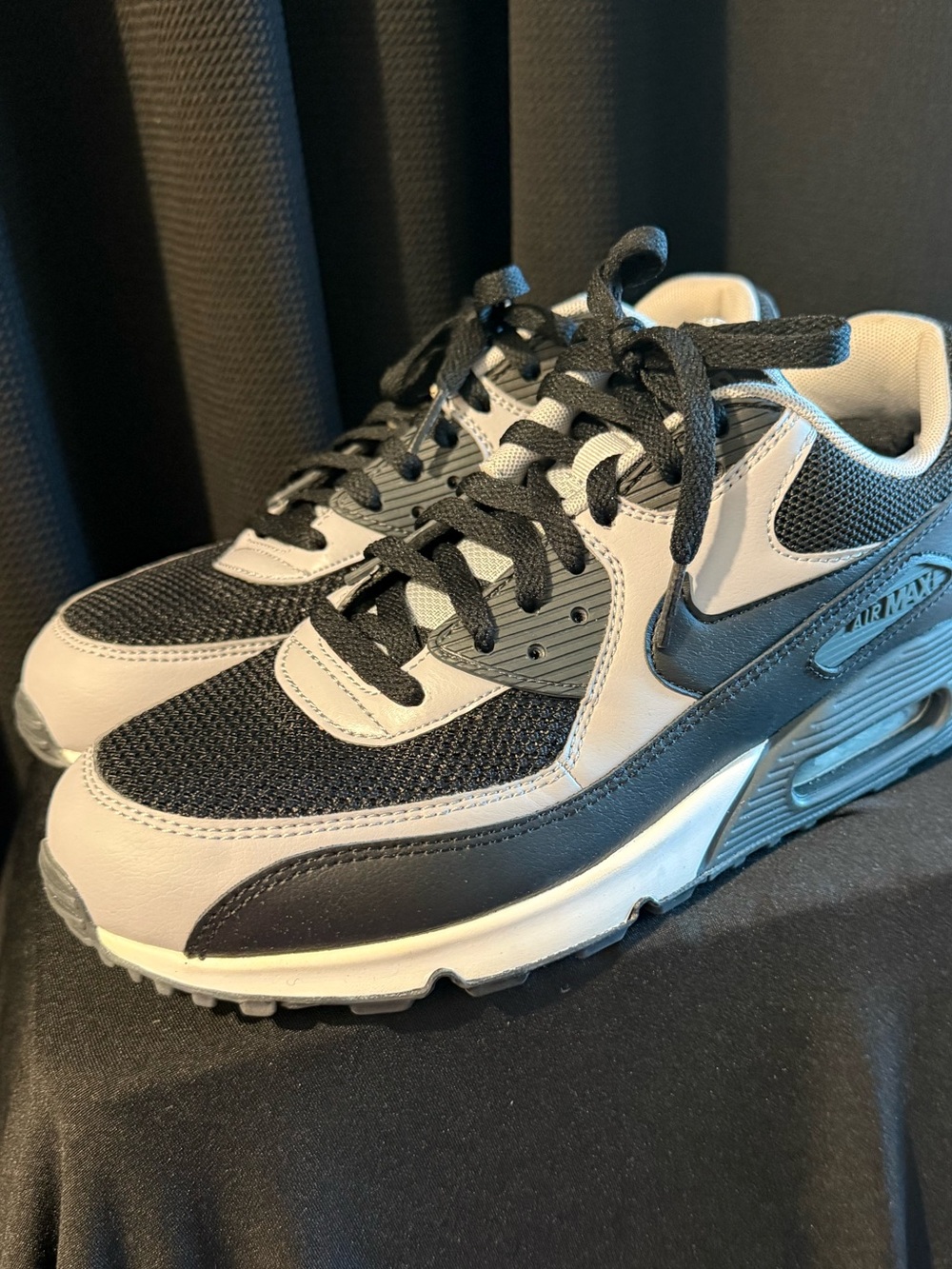 Nike Men's Black and White Low-Top Sneakers - Picture 2 of 5